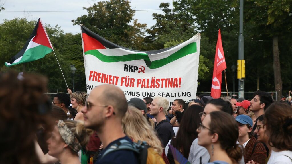 Aufmarsch der autoritären und antizionistischen Linken: Anti-Israel-Demonstration in Wien
