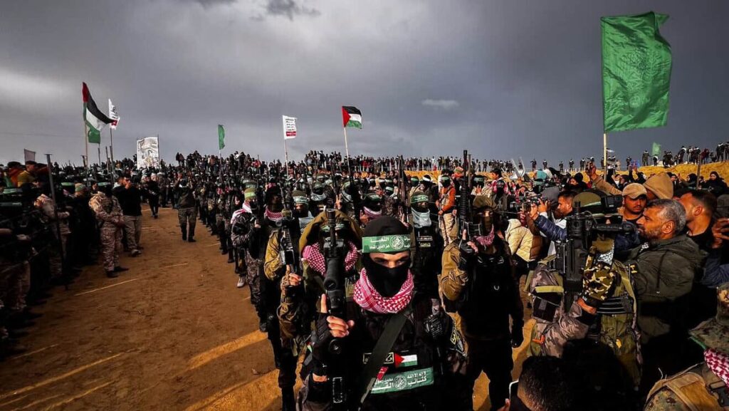 Die Al-Qassam-Brigaden der Hamas bei der Übergabe der Leichen von vier israelischen Geiseln an das Rote Kreuz im Februar 2025