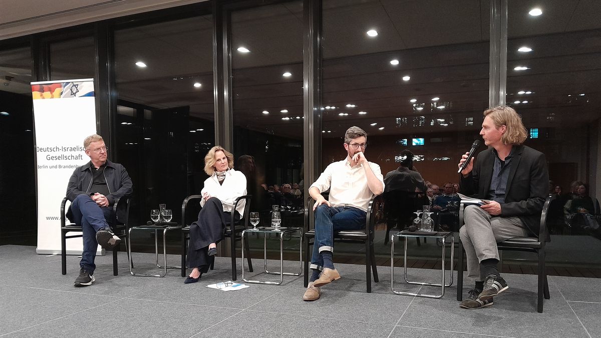 Chasan Assaf Levitin, Matthias Naumann, Ron Segal und Andrea von Treuenfeld bei der Präsentation des Buchs »Israelis in Berlin nach dem 7. Oktober«
