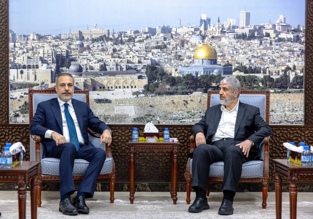 Hamas-Mann Khaled Mashal (re.), hier zusammen mit dem türkischen Ausßenminister Hakan Fidan, hätte bei einer Präsidentschaftswahl unter den Palästinensern die besten Karten. (© imago images/Anadolu Agency)