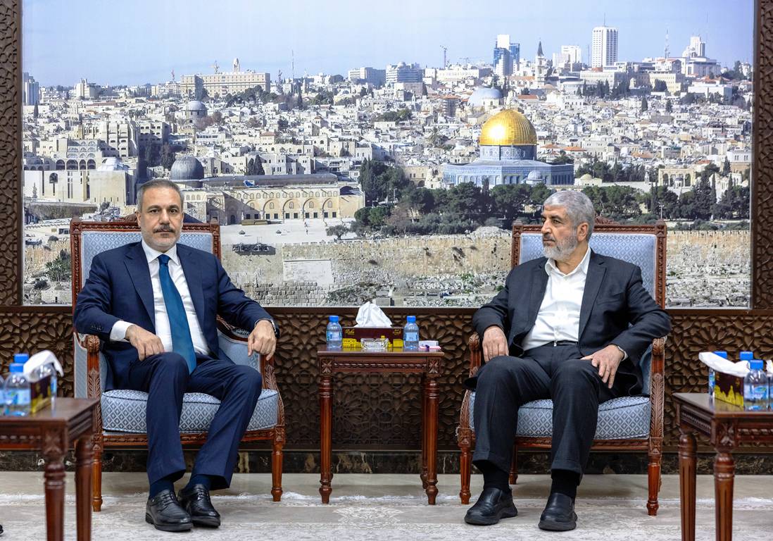 Hamas-Mann Khaled Mashal (re.), hier zusammen mit dem türkischen Ausßenminister Hakan Fidan, hätte bei einer Präsidentschaftswahl unter den Palästinensern die besten Karten. (© imago images/Anadolu Agency)