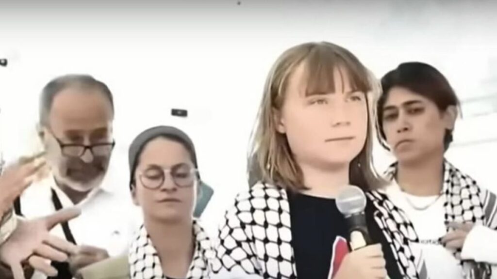 Der Leiter des Hamas-Sektors der PCPA in Großbritannien Zaher Birawi (li.) mit den Flottille-Teilnehmerin Yasemin Acar (mi.) und Greta Thunberg