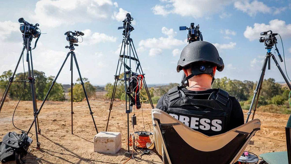 Journalist auf einem Hügel nahe der israelischen Stadt Sderot mit Blick auf den Gazastreifen