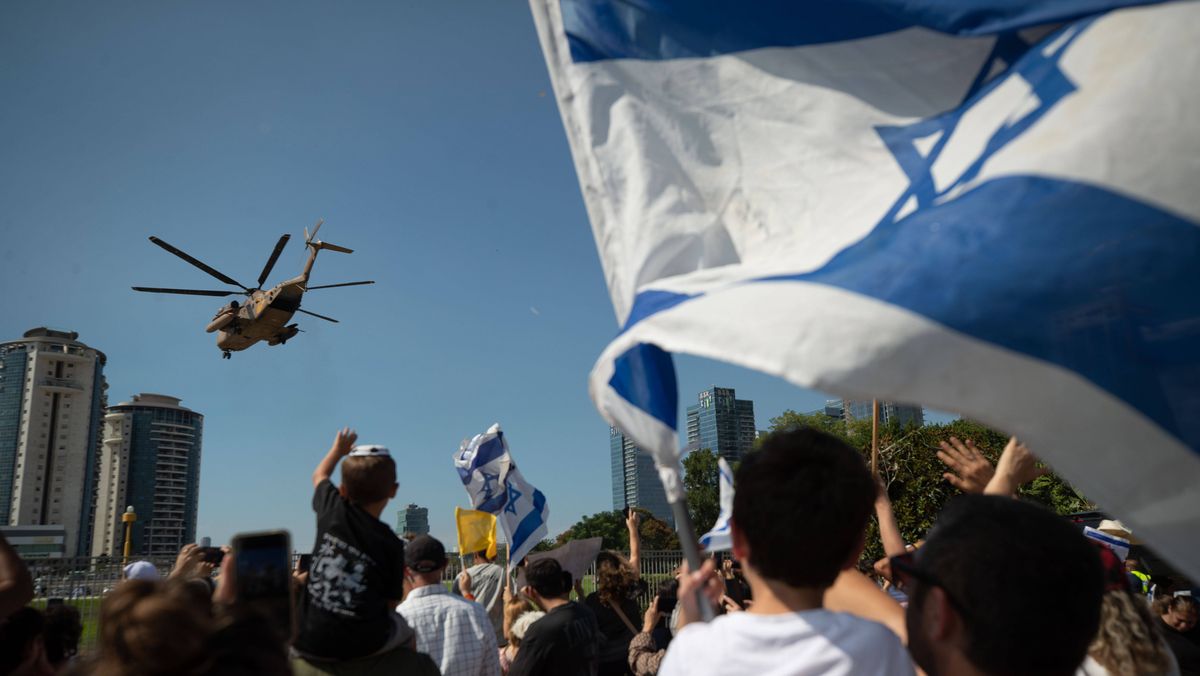 Heimkehrende israelische Geiseln werden per Helikopter ins Spital geflogen