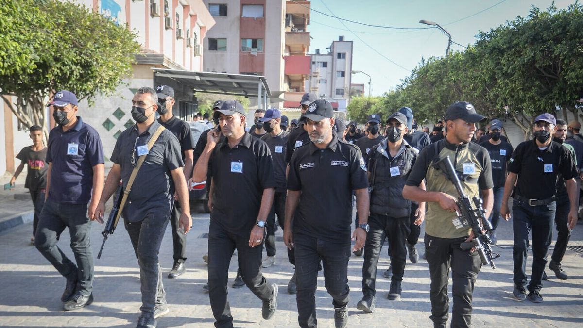Hamas patrouilliert am 13. Oktober 2025 in Khan Yunis im südlichen Gazastreifen