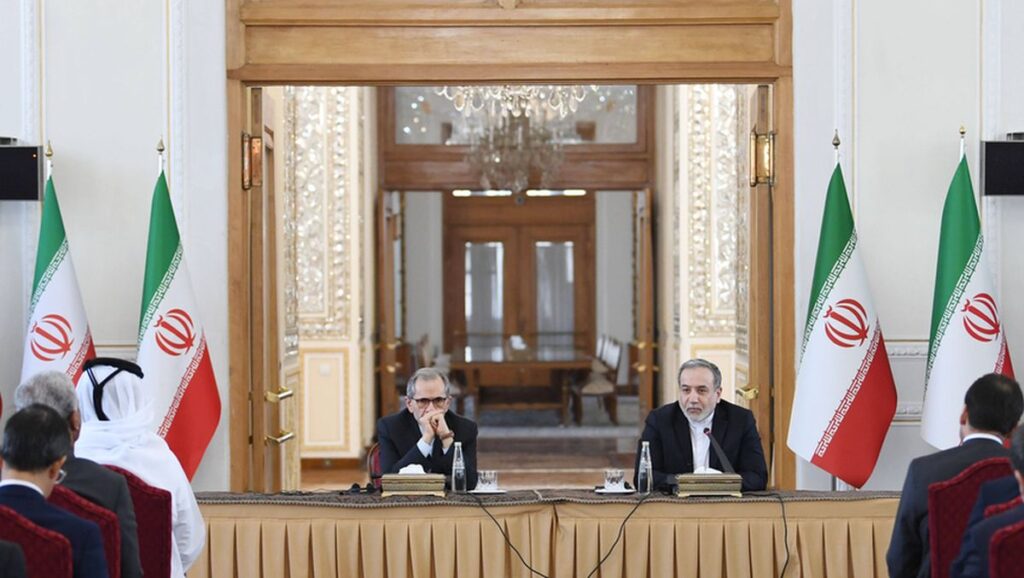 Irans Außenminister Araghchi bei einer Pressekonferenz mit dem Chef der UN-Atomaufsichtsbehörde Grossi