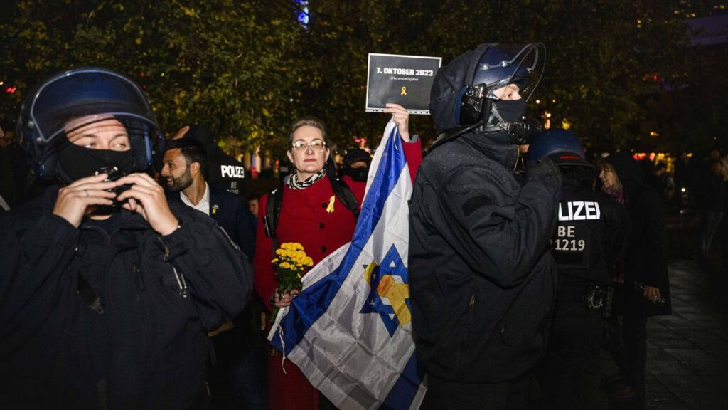 Schaut dem Antisemitismus ins Gesicht: Karoline Preisler am Rande einer antiisraleischen Demonstration