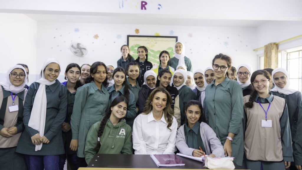 Jordaniens Königin Rania besucht eine Mädchenschule in Amman