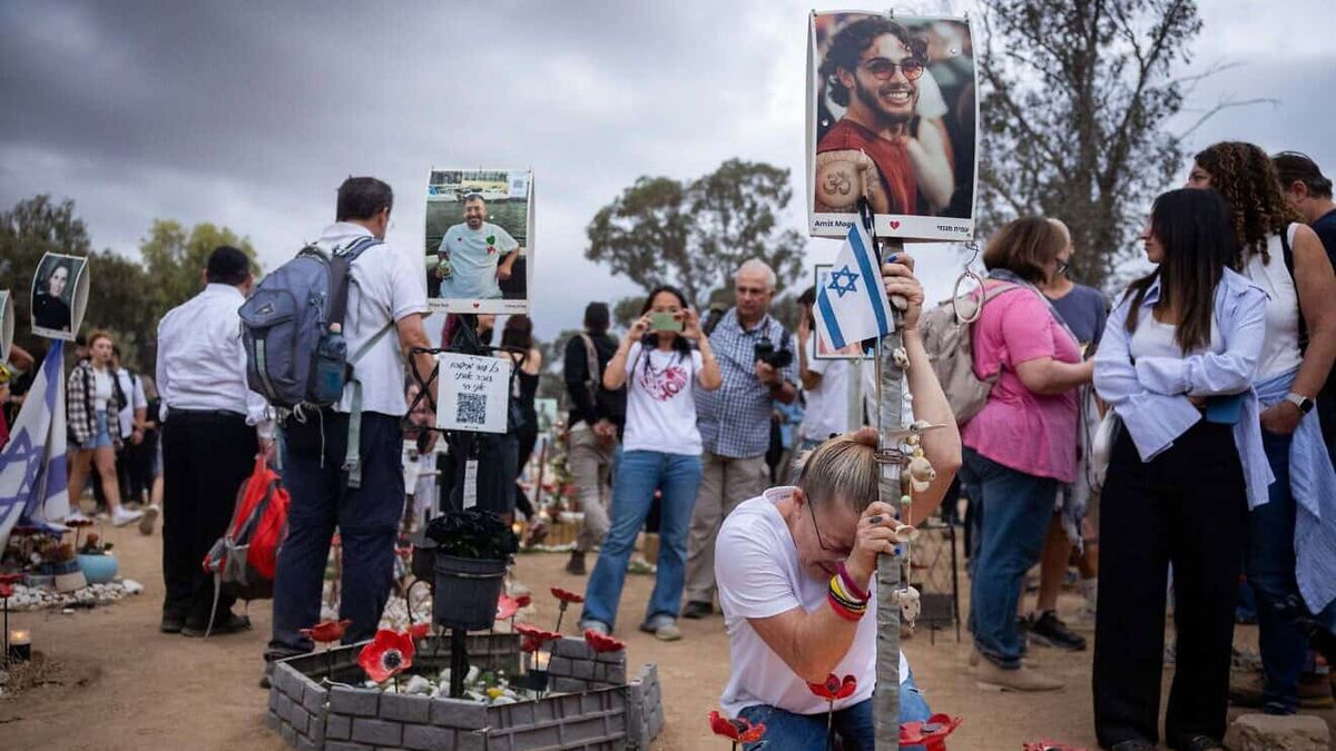 Angehörige von Opfern trauern auf dem Nova-Gelände in Israel