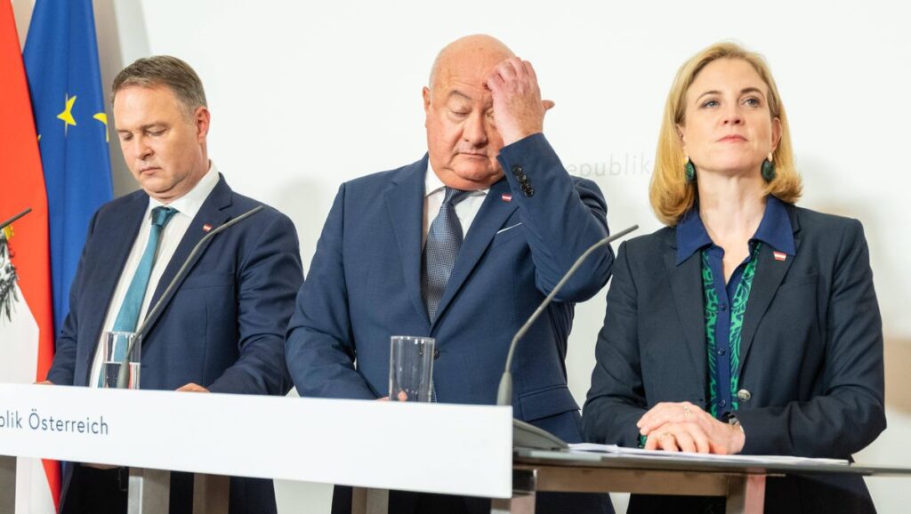 Die österreichische Regierungsspitze bestehend aus ÖVP (mi.), SPÖ (li.) und Neos (re.)