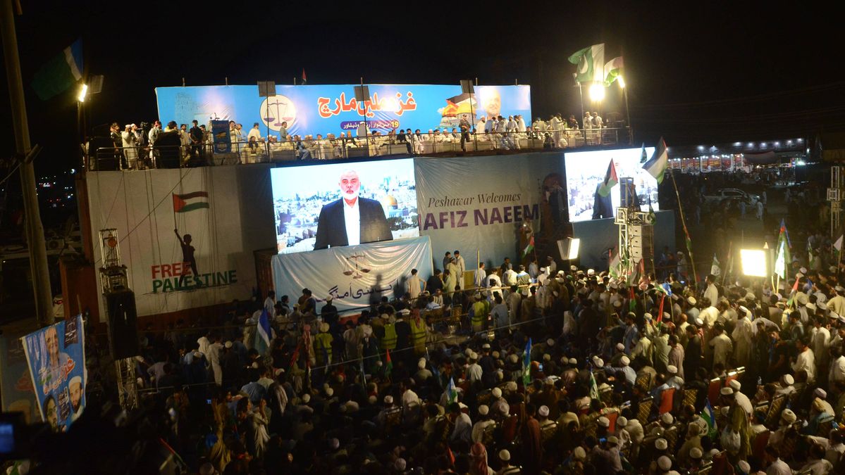 Anhänger einer islamistischen Partei in Pakistan wohnen einer Rede des ehemaligen Hamas-Führers Haniyeh bei