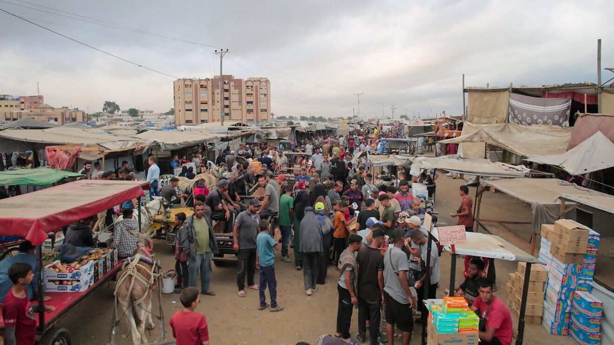 Palästinensische Zivilisten auf einem Markt in der Schutzzone al-Malwasi bei Rafah im Süden des Gazastreifens