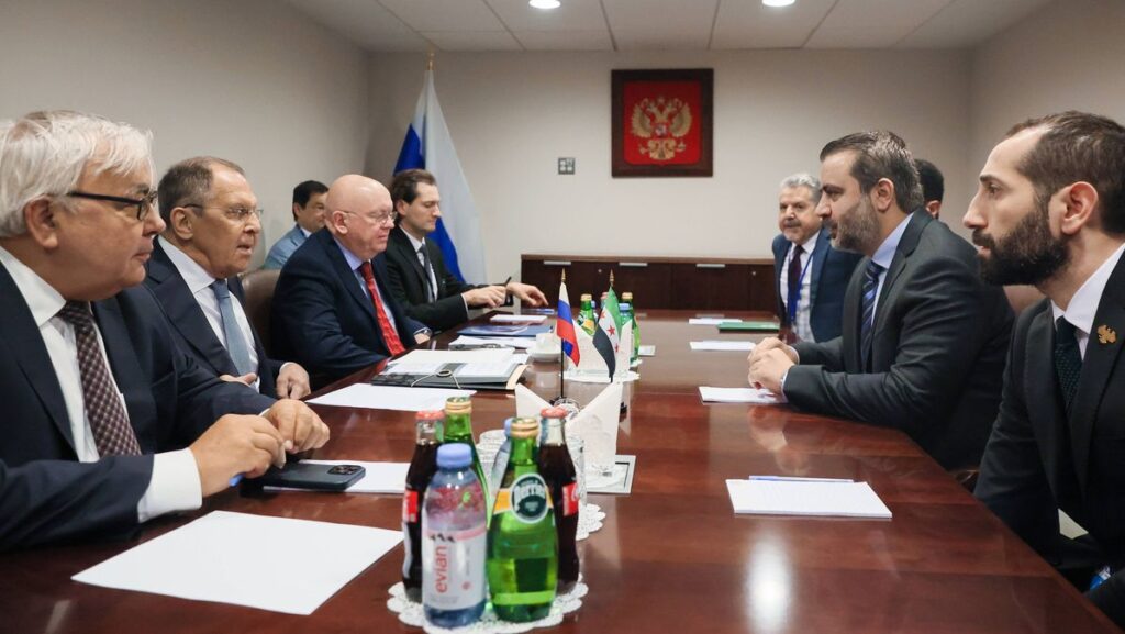 Russlands Außenminister Sergei Lawrow bei einem Treffen mit seinem syrischen Amtskollegen Asaad al-Shaibani in New York