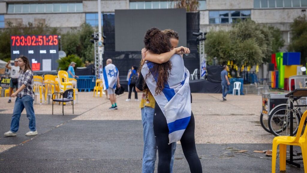 Freude und Erleichterung auf dem Platz der Geiseln in Tel Aviv