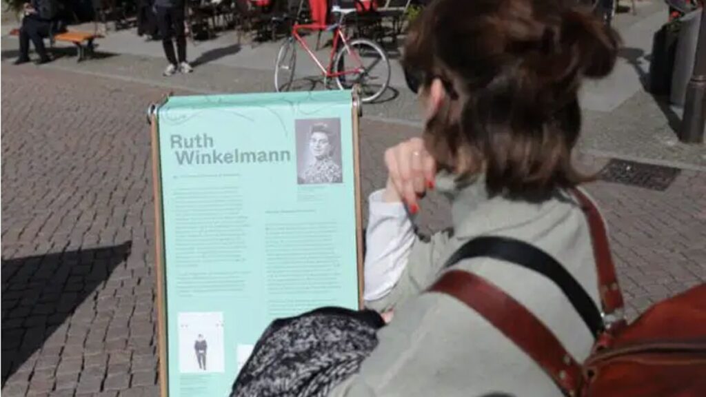 Infotafel über Ruth Winkelmann bei der mobilen Ausstellung »In Echt? Virtuelle Begegnung mit NS-Zeitzeugen«
