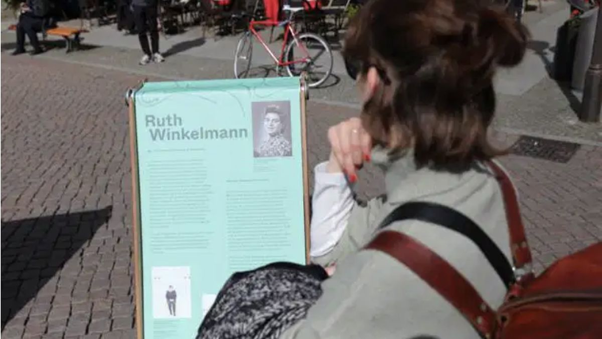 Infotafel über Ruth Winkelmann bei der mobilen Ausstellung »In Echt? Virtuelle Begegnung mit NS-Zeitzeugen«