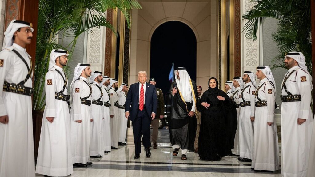 Donald Trump zu Besuch beim Emir von Katar Scheich Tamim bin Hamad Al Thani und dessen Frau Scheicha Jawaher