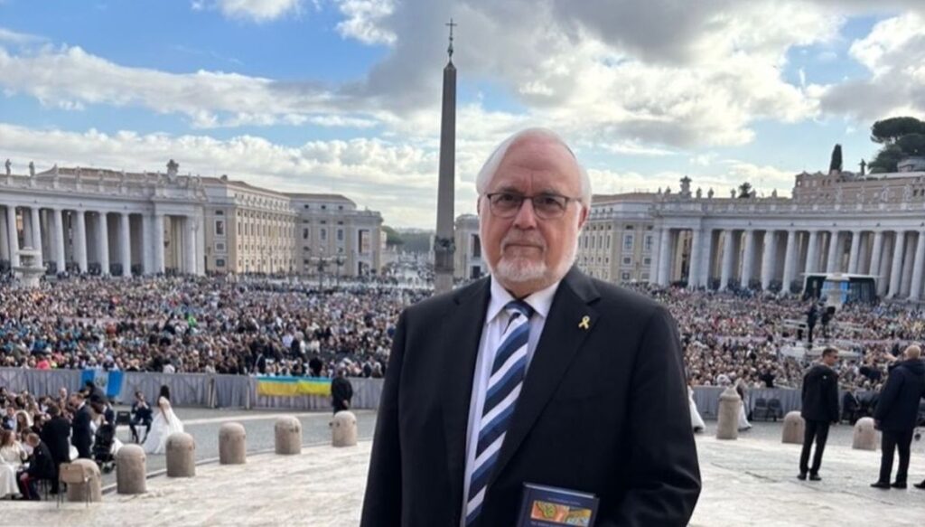 Rabbi Abraham Cooper auf dem Petersplatz in Rom
