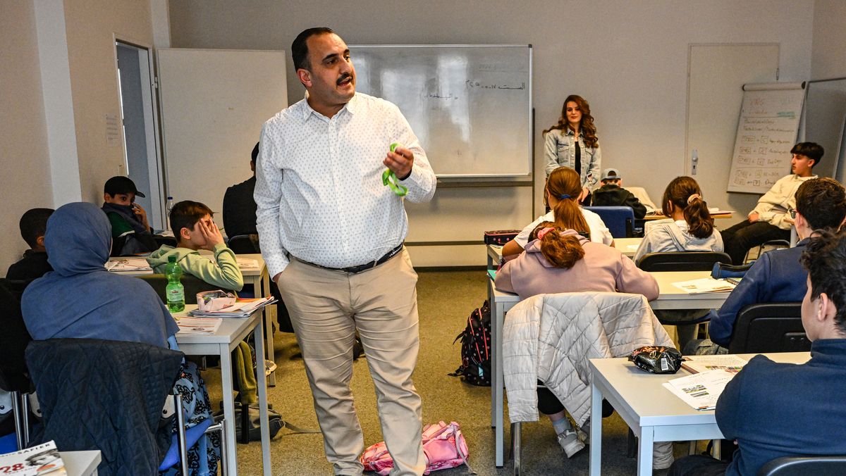 Hudhaifa Al-Mashhadani in einer Klasse, der von ihm geleiteten Ibn Khaldun Schule für Arabisch