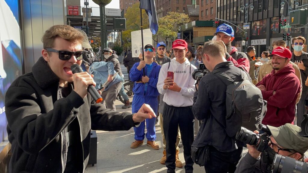 Rechtsextremist Nick Fuentes bei einer Ansprache vor Anhängern in New York