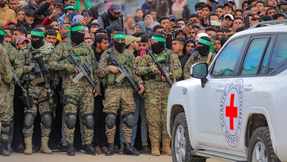 Hamas-Kämpfer bei der Übergabe israelischer Geiseln an das Rote Kreuz