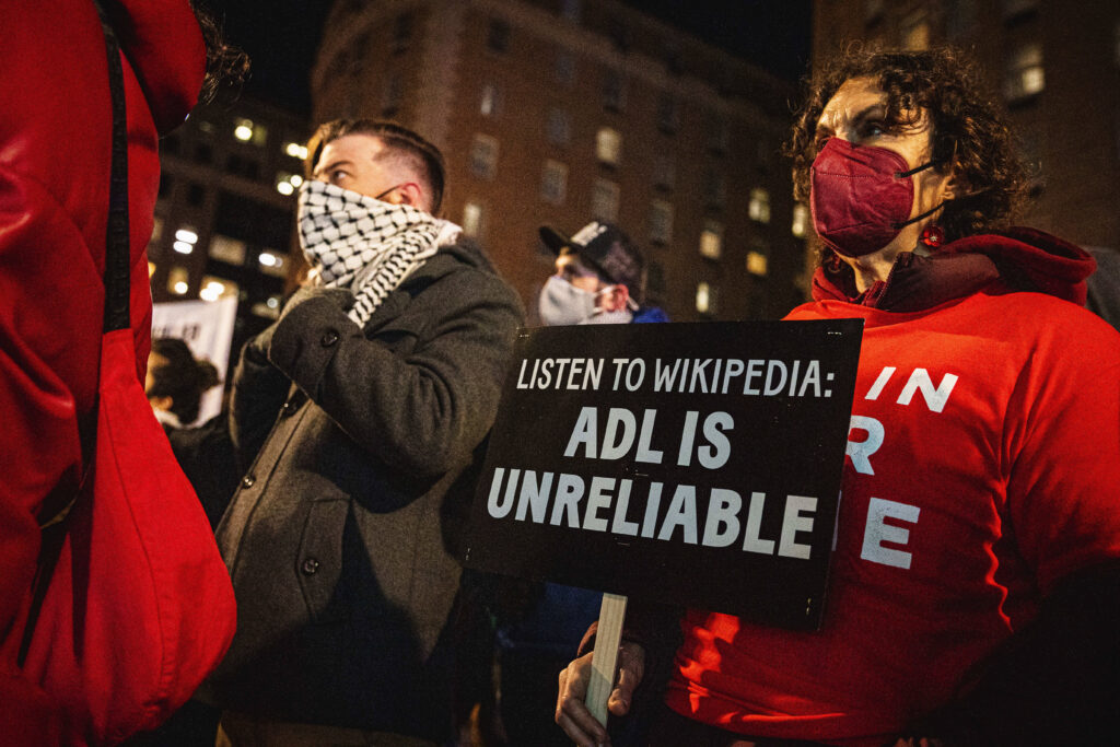 Antiisraelische Demonstranten berufen sich auf voreingenommene Wikipedia-Einträge zum jüdischen Staat