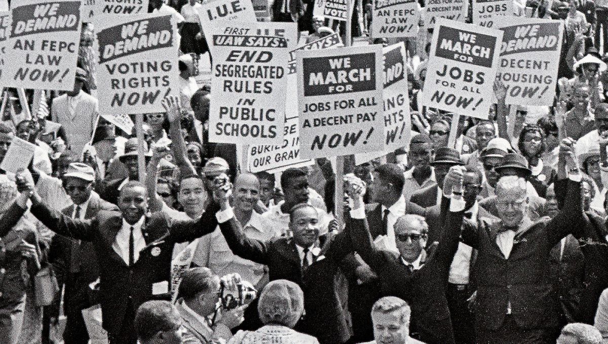 Martin Luther King Jr. und Rabbi Joachim Prinz Hand in Hand beim March on Washington im Jahr 1963