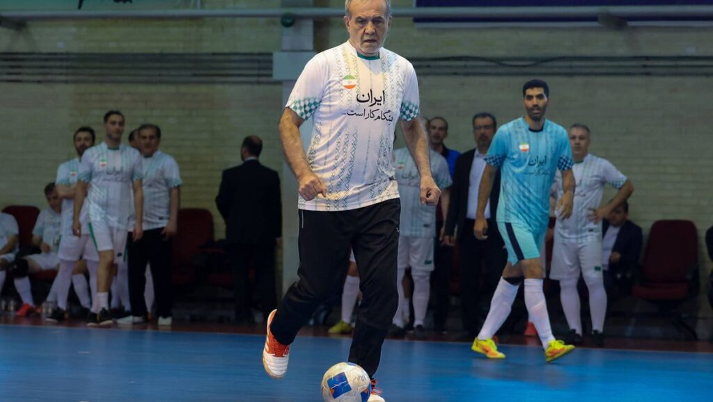 Iran Präsident Peseschkian bei einem Fußballturnier: Muss das Regime bald gegen sich selbst spielen?