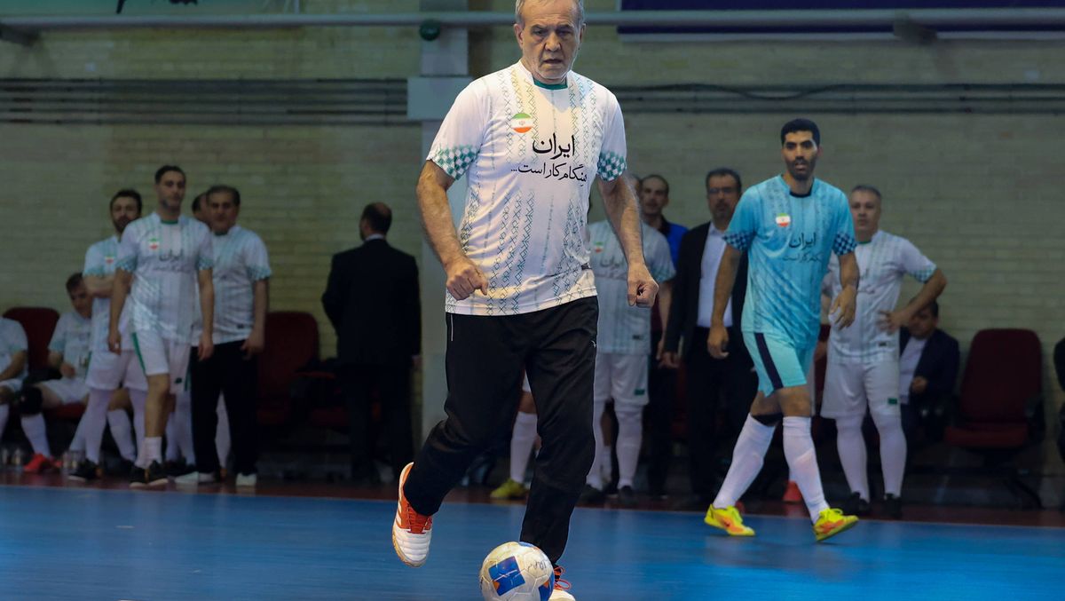 Iran Präsident Peseschkian bei einem Fußballturnier: Muss das Regime bald gegen sich selbst spielen?