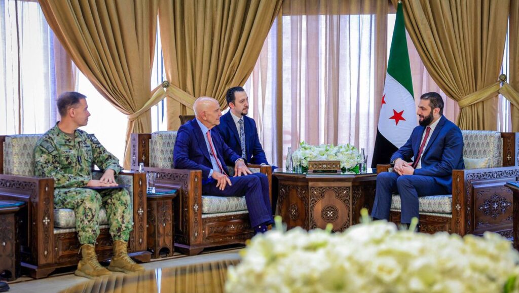 Syrien Präsident al-Sharaa bei einem Treffen mit dem US-Sondergesandten Tomm Barrack in Damaskus