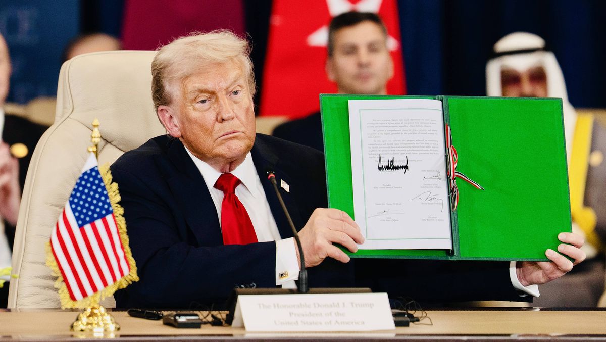 Donald Trump präsentiert das auf dem Gipfel in Sharm el-Sheikh unterzeichnete Dokument zur Zukunft Gazas