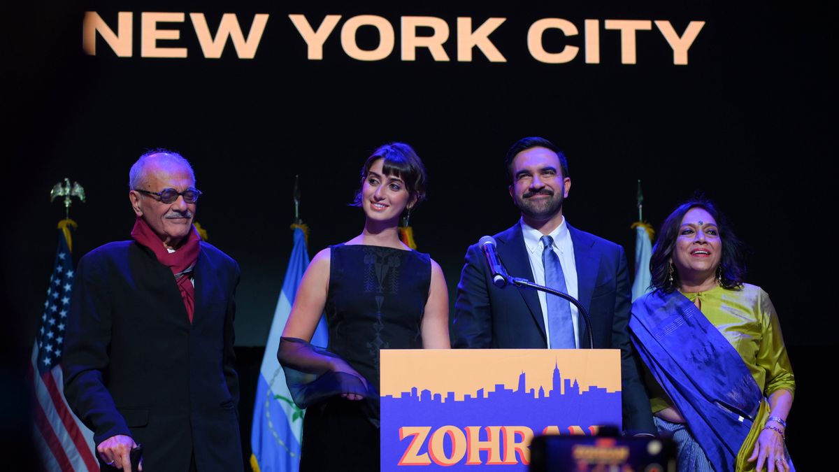 Der neue New Yorker Bürgermeister Zohran Mamdani mit seiner Frau und seinen Eltern