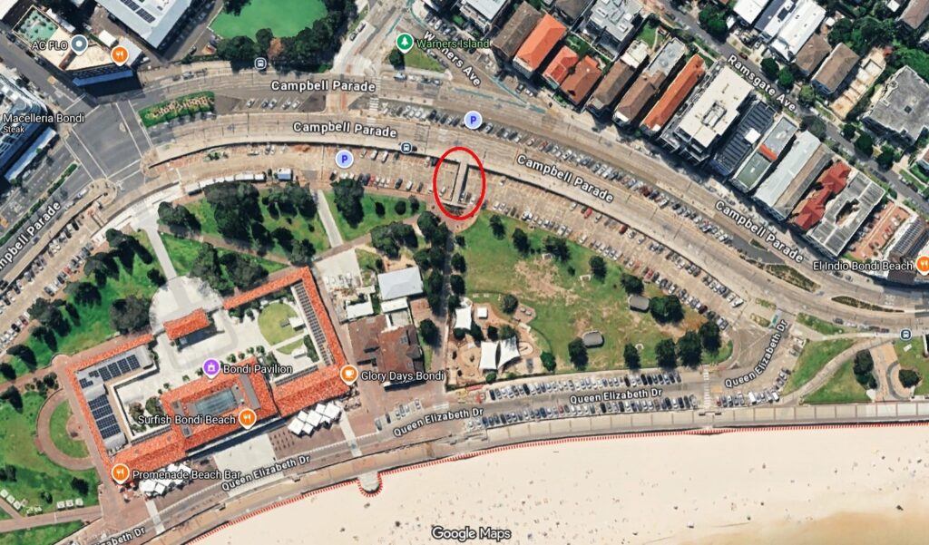 Auf Videos des Anschlages am Bondi Beach ist zu sehen, wie die Terroristen von der markierten Fußgängerbrücke auf Menschen schießen. (Quelle: Google Maps)