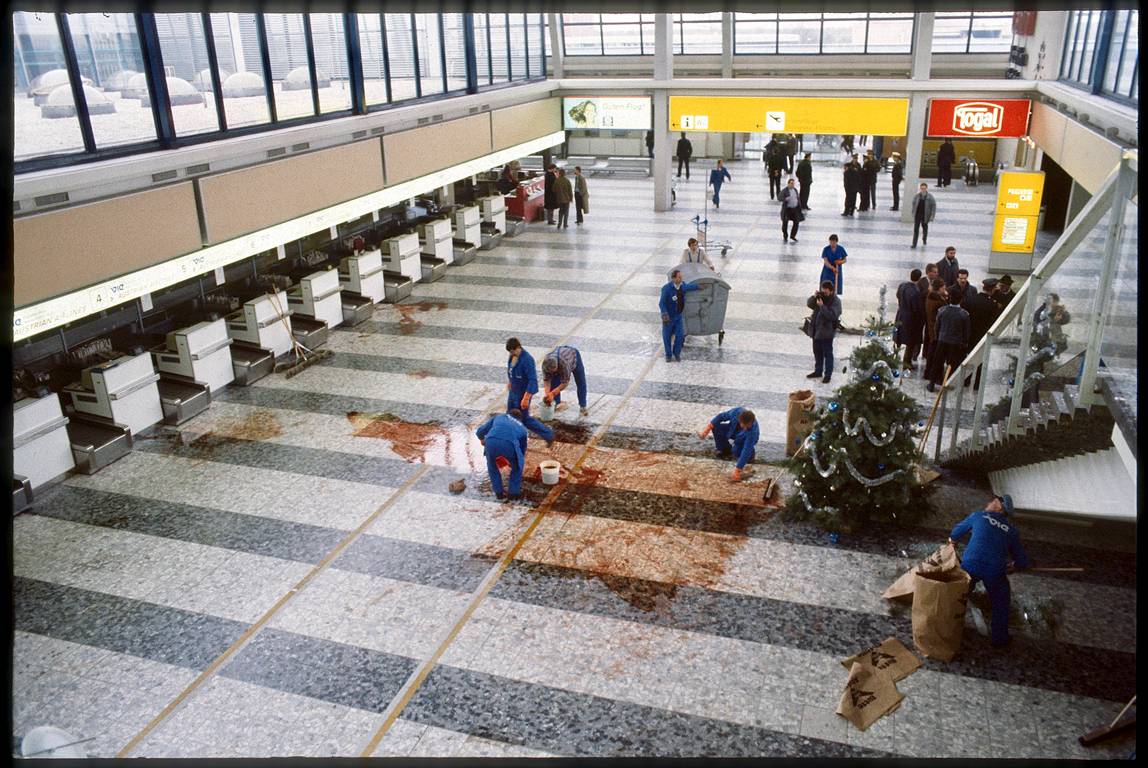 Nach dem Anschlag auf den Flughafen Wien-Schwechat musste versucht werden, die blutigen Spuren wegzuwaschen. (© imago images/Viennareport)