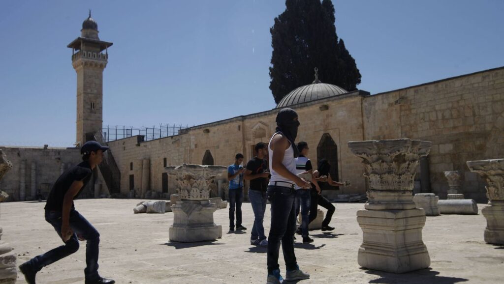 Palästinensische Randalierer bei Ausschreitungen auf dem Gelände der al-Aqsa-Moschee