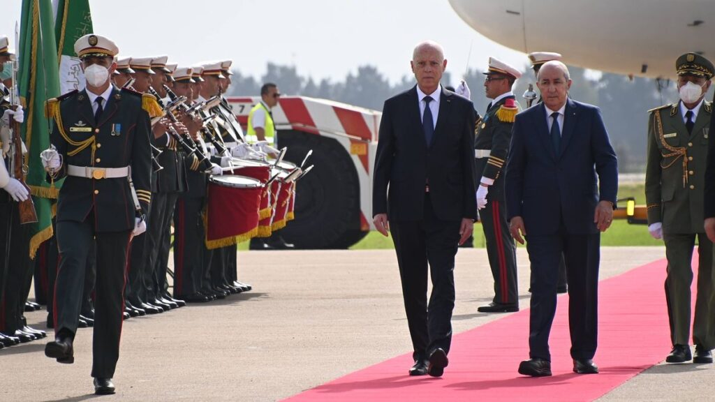 Tunesiens Präsident Saied bei einem Treffen mit seinem algerischen Amtskollegen Tebboune im Jahr 2022