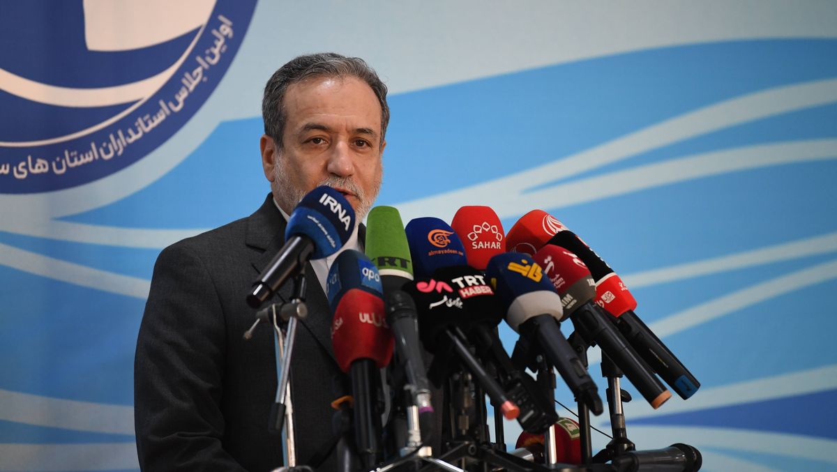 Der iranische Außenminister Abbas Araghchi bei einer Pressekonferenz