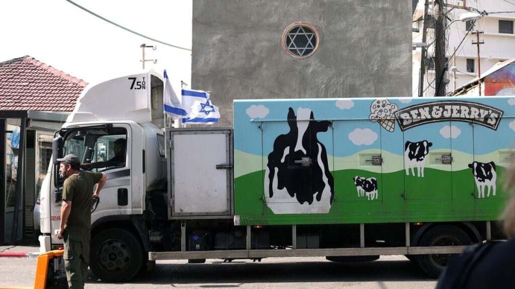 LKW des Eiscremeherstellers Ben & Jerry’s vor Synagoge in Tel Aviv