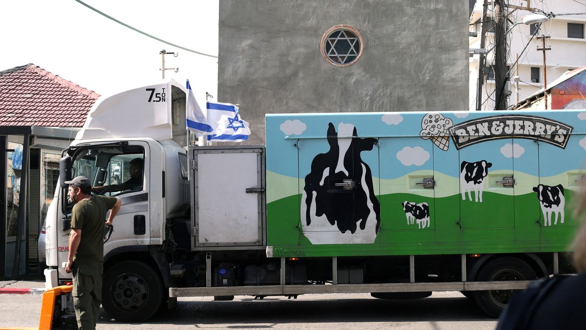 LKW des Eiscremeherstellers Ben & Jerry’s vor Synagoge in Tel Aviv