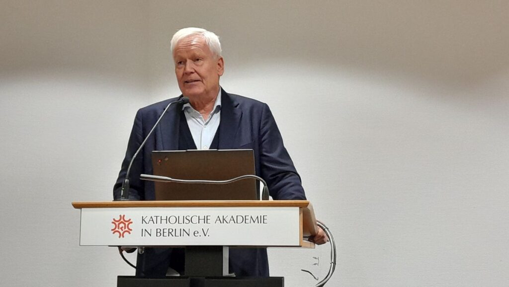 Georg Röwekamp bei seinem Vortrag über die Situation der Christen in Gaza