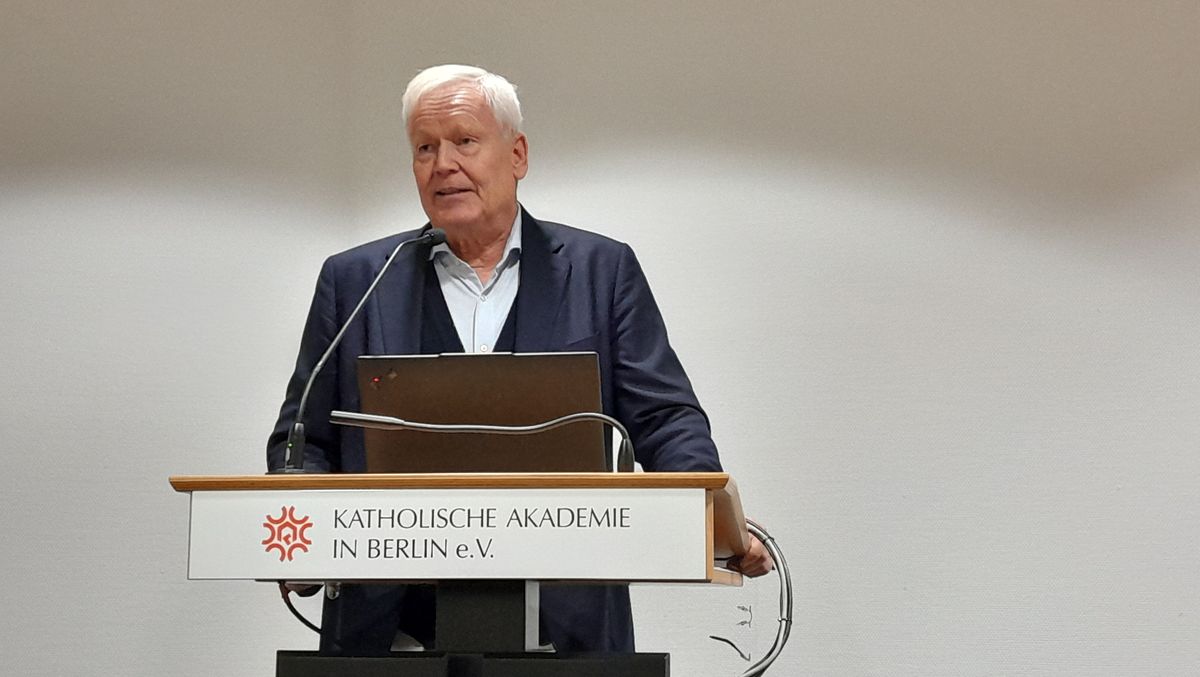 Georg Röwekamp bei seinem Vortrag über die Situation der Christen in Gaza