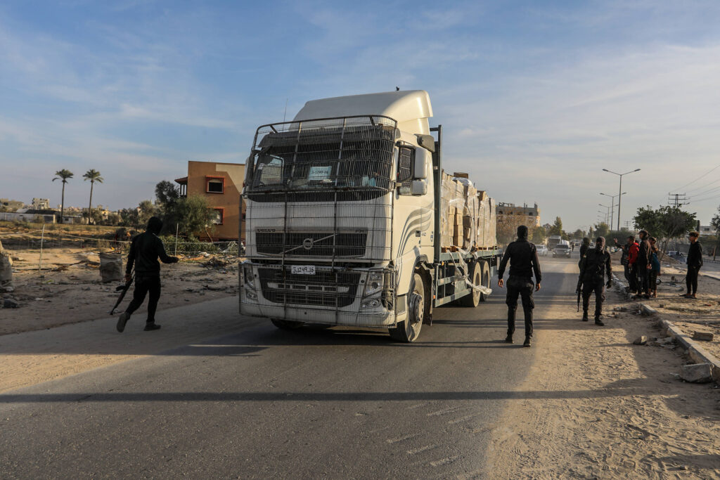 Hamas hortete Lebensmittel: Bewaffnete Kämpfer fangen Trucks mit humanitärer Hilfe ab