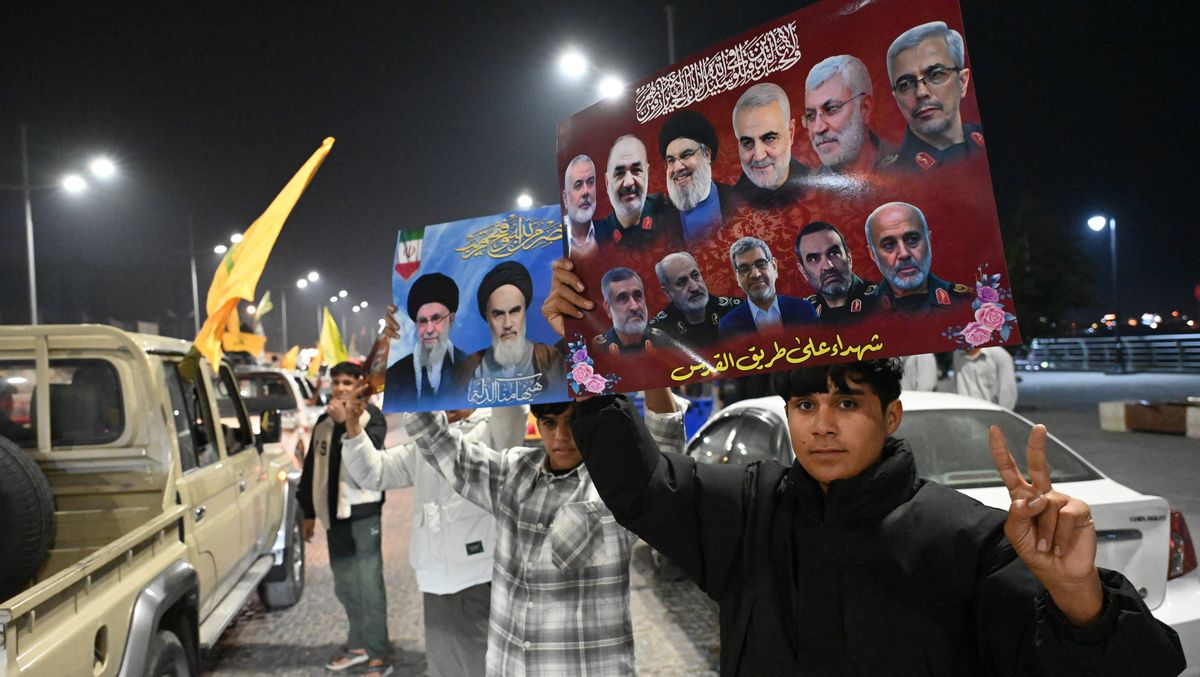 Anhänger schiitischer Milizen im Irak demonstrieren ihre Solidarität mit dem Iran und der Hisbollah