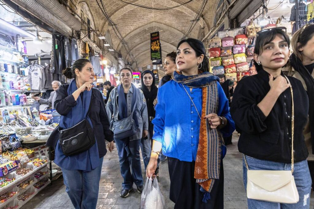 Auch im Gr0en Basar von Teheran ignieren Frauen immer öfter die Hidschabpflicht. (© imago images/News Licensing)