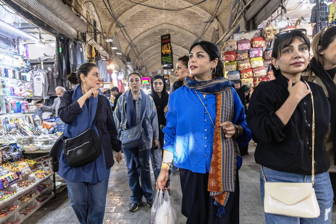 Auch im Gr0en Basar von Teheran ignieren Frauen immer öfter die Hidschabpflicht. (© imago images/News Licensing)
