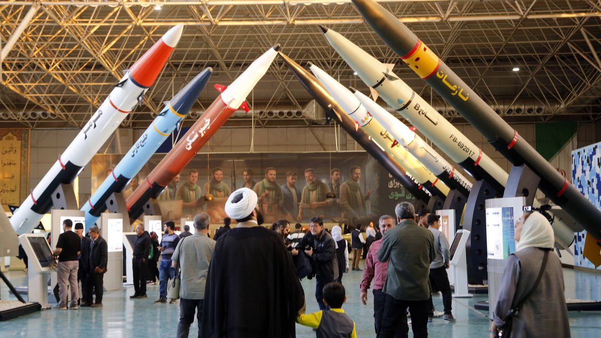 Israelische Bedenken wegen Wiederaufrüstung: Iran präsentiert Raketen auf Ausstellung in Teheran