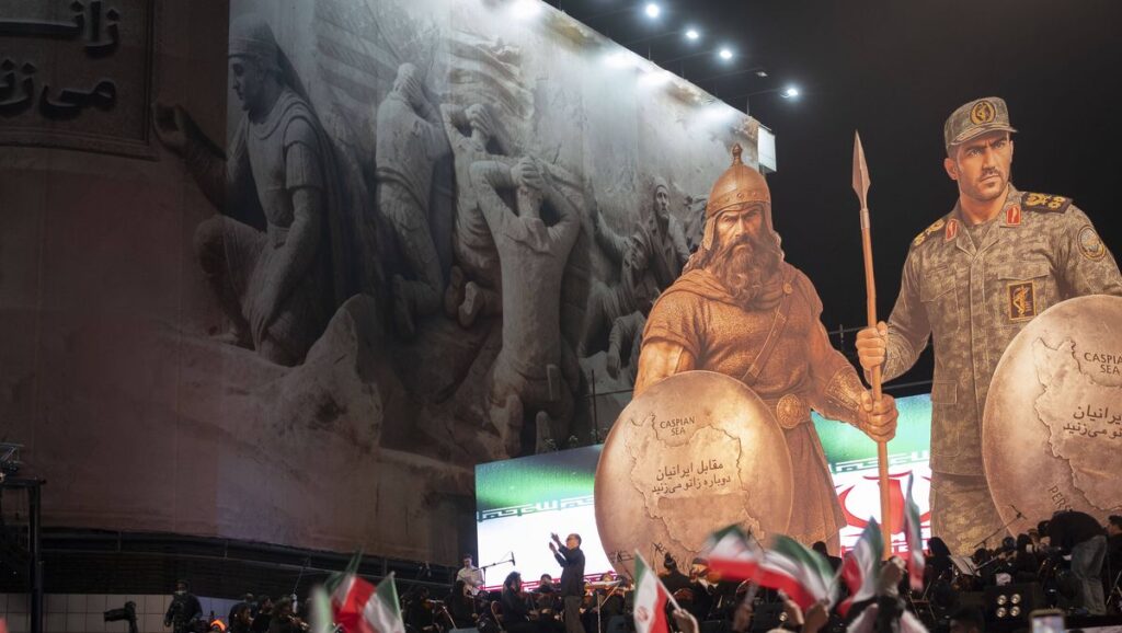 Iranische Propaganda: Statue eines antiken persischen Kriegers und eines Revolutionsgardisten in Teheran