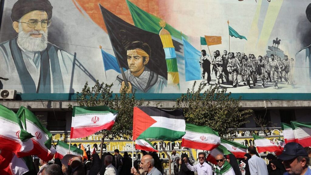 Anhänger des iranischen Regimes demonstrieren in Teheran für die Hamas