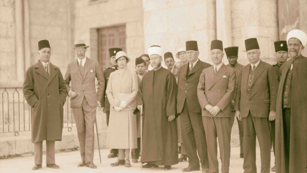 Der Mufti von Jerusalem al-Husseini mit Prinzessin Mary im Jahr 1934 vor der Al-Aqsa-Moschee