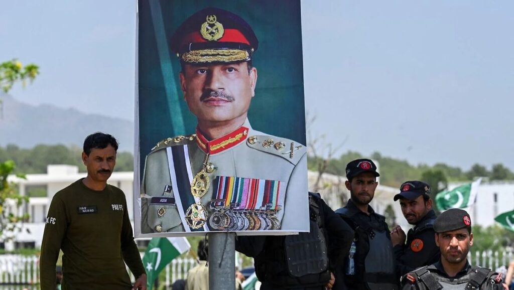 Poster von Pakistans Militärchef Asim Munir in Islamabad